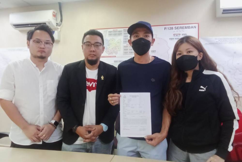 Anak mangsa (dua kanan) menunjukkan laporan polis yang dibuat,turut hadir Kai Yet (tiga kanan) dan ahli Biro Guaman DAP,Lim Chun Weng.