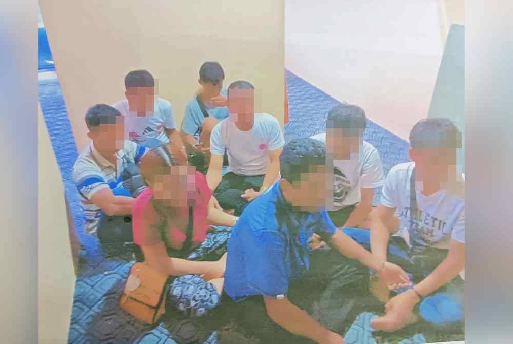 Antara etnik Arakan yang ditahan di sebuah rumah kedai di Kluang pada Rabu dalam serbuan yang dilakukan pihak Imigresen