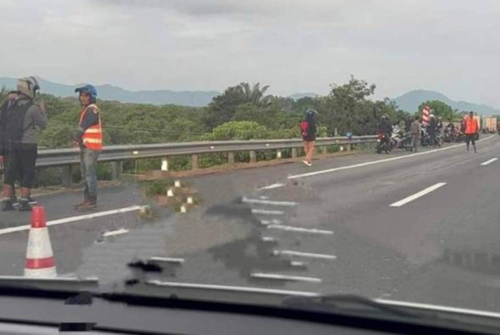 Seorang pekerja kilang maut digilis lori treler selepas motosikal ditunggangnya terbabit dalam kemalangan di Kilometer 161.4 Lebuh raya Utara Selatan (arah selatan) dekat Bandar Casia, Pulau Pinang, pada petang Isnin.