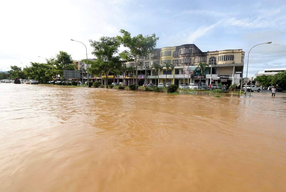 Situasi banjir di Pekan Penampang ketika tinjauan pada Isnin. Foto Bernama