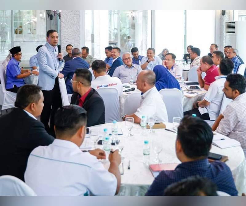 Onn Hafiz pada sesi libat urus Ops Longkang dan Parit di Johor Bahru. Foto FB Onn Hafiz Ghazi