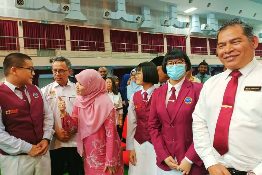Fadhlina menyantuni pelajar sempena Program Anti Buli Peringkat Daerah Kerian di Sekolah Menengah Jenis Kebangsaan (SMJK) Krian pada Selasa.