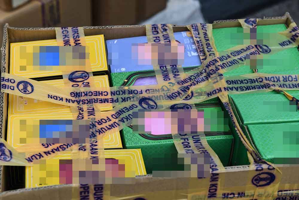 Pegawai KDN membawa 13 unit muqaddam digital Ebook-ku, 492 unit Eletree Zikir & Ruqyah dan 59 unit Azan Clock Speaker yang tiada kelulusan KDN ke Mahkamah Majistret pada Selasa. Foto Bernama