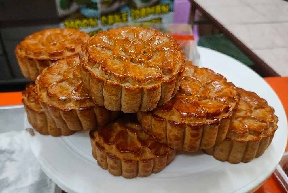 Keenakkan kuih bulan menarik minat pelbagai masyarakat untuk merasainya.