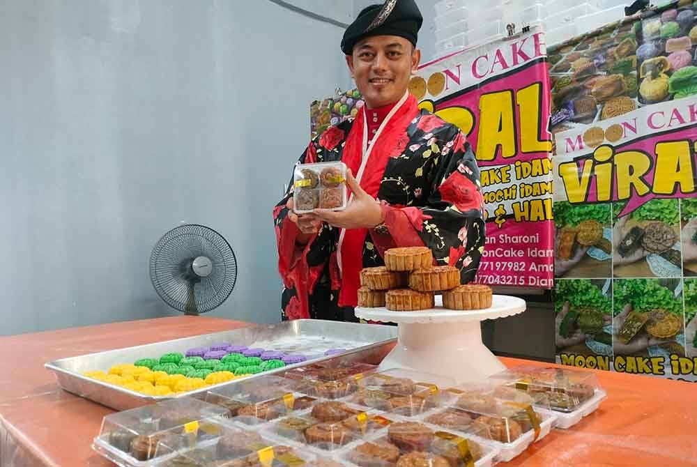 Aman menunjukkan kuih bulan yang semakin mendapat permintaan daripada pelanggan terutama masyarakat Melayu.