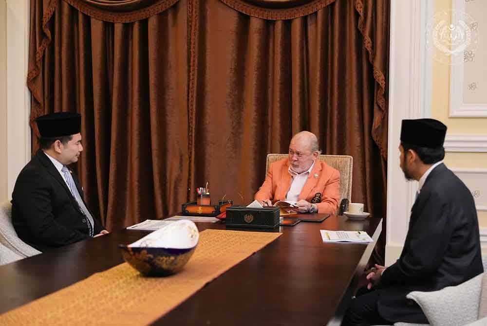 Pada sesi mengadap itu, Seri Paduka Baginda dipersembahkan mengenai pelaksanaan Banci Pertanian 2024 oleh Jabatan Perangkaan Malaysia. Foto Facebook Sultan Ibrahim Sultan Iskandar