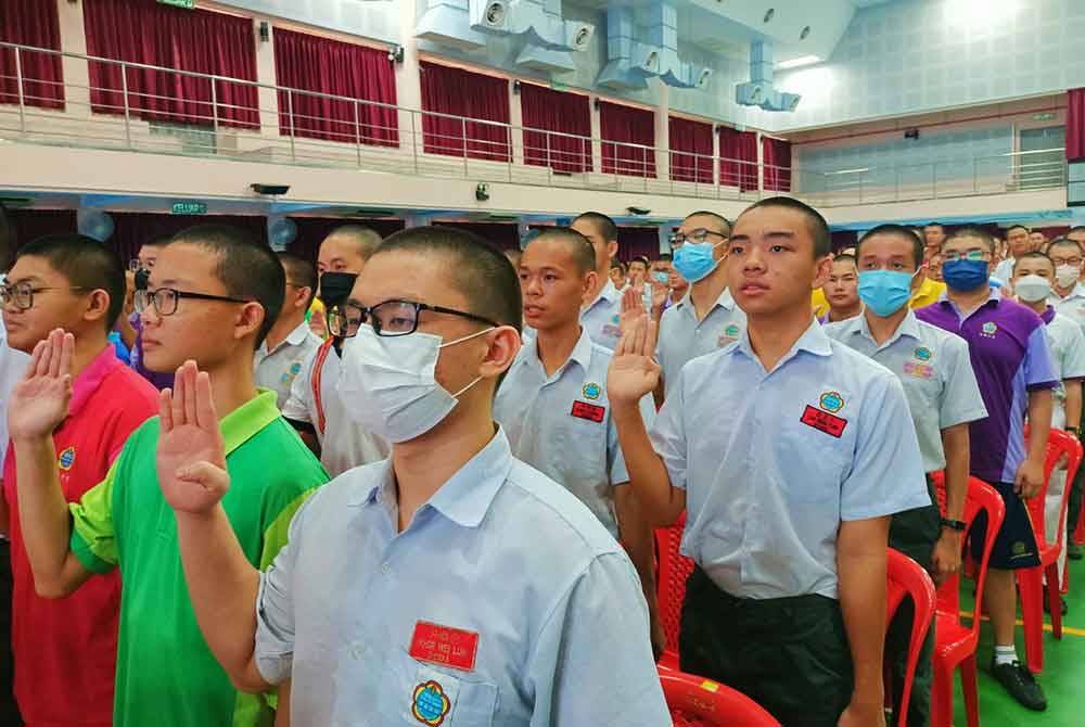 Pelajar membaca ikrar sempena Program Anti Buli Peringkat Daerah Kerian di Sekolah Menengah Jenis Kebangsaan (SMJK) Krian, pada Selasa.