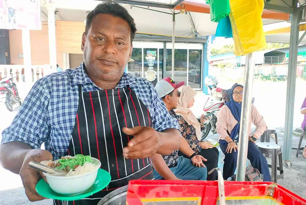 Amir menitikberatkan sukatan ramuan yang betul bagi mengekalkan keaslian rasa lemak manis Cendol Ali.