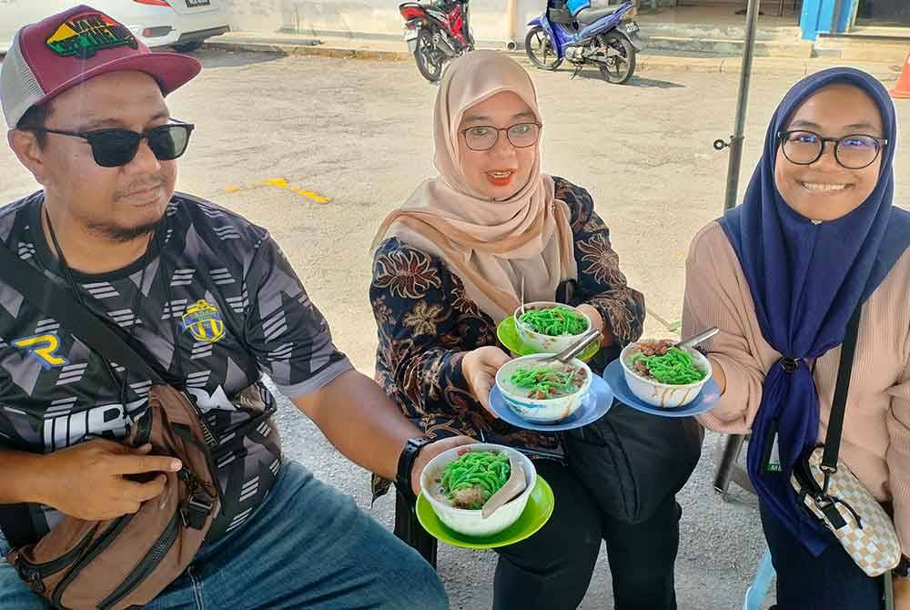 Amir hanya menyediakan kerusi untuk pelanggan menikmati cendoi secara santai.