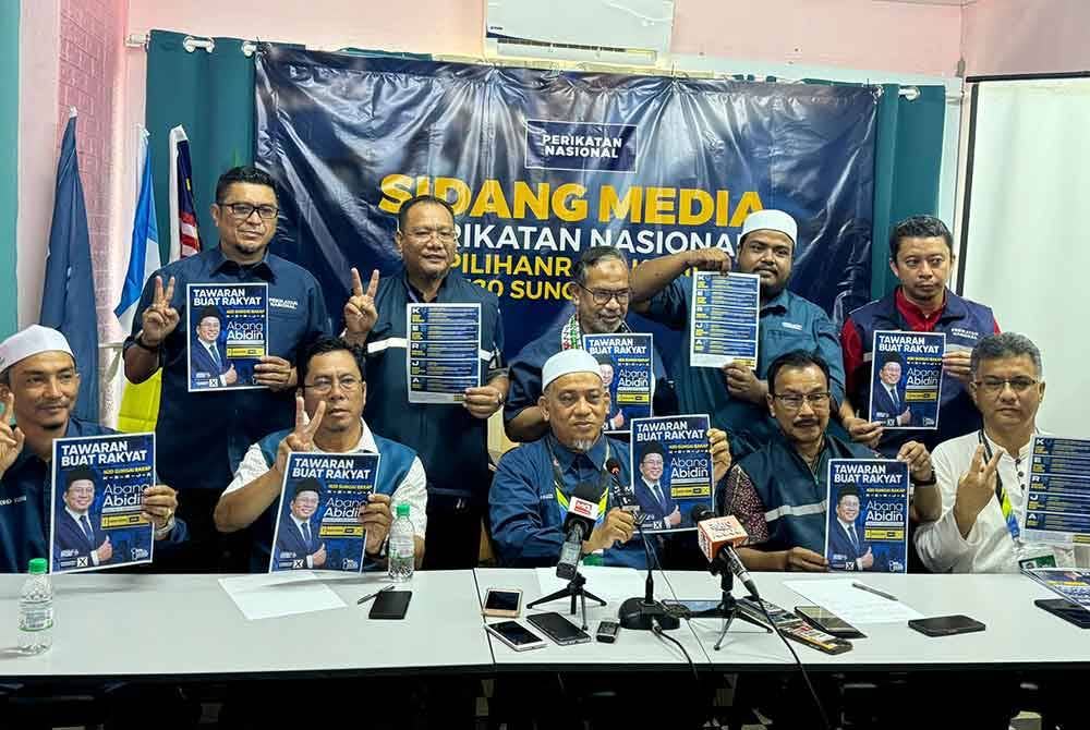 Abidin (duduk, dua dari kiri) dan Muhammad Fauzi (duduk tengah) bersama beberapa pemimpin PN Pulau Pinang melancarkan manifesto KERJA di Pusat Khidmat ADUN Sungai Bakap pada Selasa.