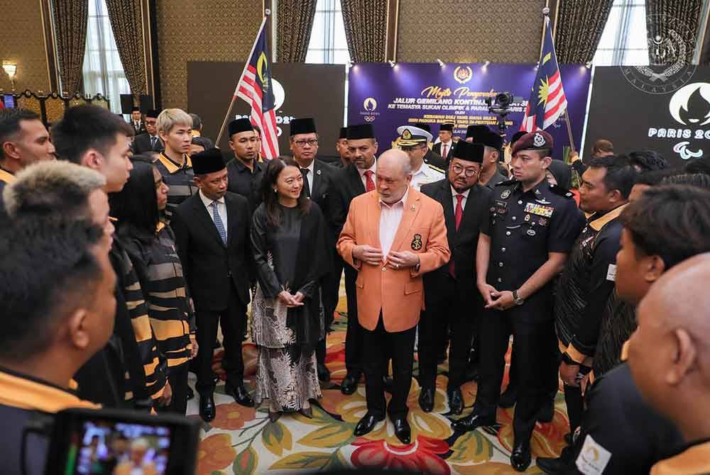 Seri Paduka Baginda berkenan menyempurnakan majlis penyerahan Jalur Gemilang kontinjen Malaysia ke temasya Sukan Olimpik dan Paralimpik Paris 2024 di Istana Negara pada Selasa. Foto Facebook Sultan Ibrahim Sultan Iskandar