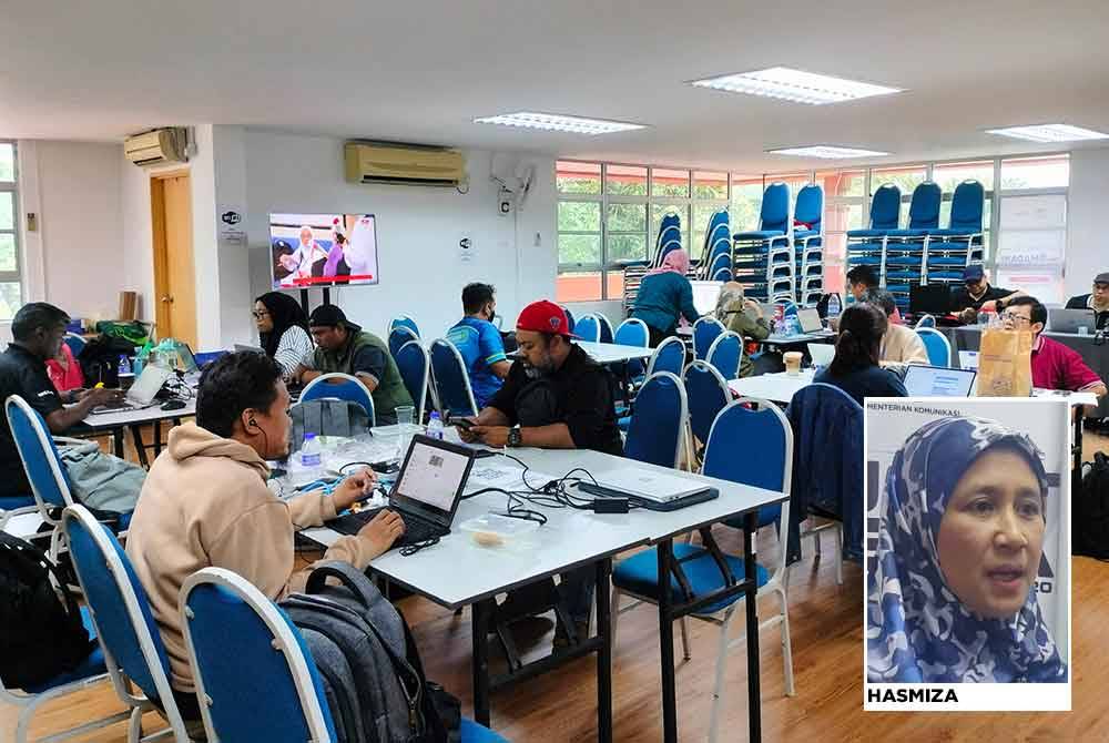 Antara pengamal media yang bertugas sempena Pilihan Raya Kecil Dewan Undangan Negeri Sungai Bakap, di Pusat Media Kompleks Rakan Muda Seberang Perai Selatan. 