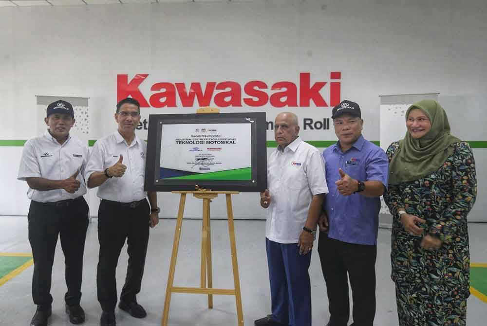 Ahmad Hamdi (dua dari kanan) bergambar bersama Azhar (dua dari kiri) ketika merasmikan Pusat Kecemerlangan Industri Teknologi Motosikal Modenas dan Kawasaki
