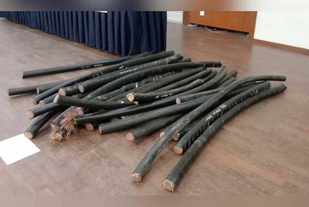 Antara kabel yang dipercayai dicuri dijual kepada premis besi buruk terbabit dibongkar menerusi serbuan dijalankan.