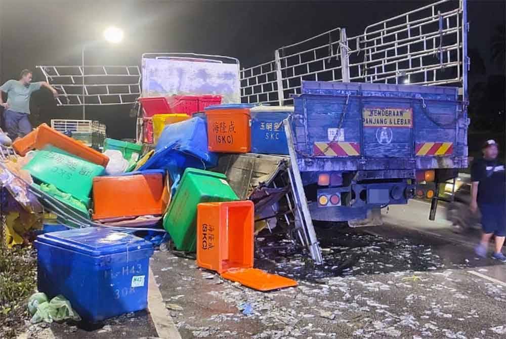 Muatan berupa hasil laut termasuk sotong yang terjatuh daripada sebuah lori menyebabkan orang ramai berebut mengambil di atas jalan raya di Jalan Kuala Selangor-Sungai Buloh, Selangor pada Isnin.
Foto ihsan PDRM
