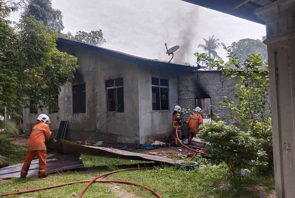 Kejadian jam 11 pagi itu berlaku semasa mangsa membawa anaknya berusia tiga dan 11 tahun ke Klinik Sungai Keladi yang terletak tidak jauh dari rumah untuk mendapatkan rawatan.