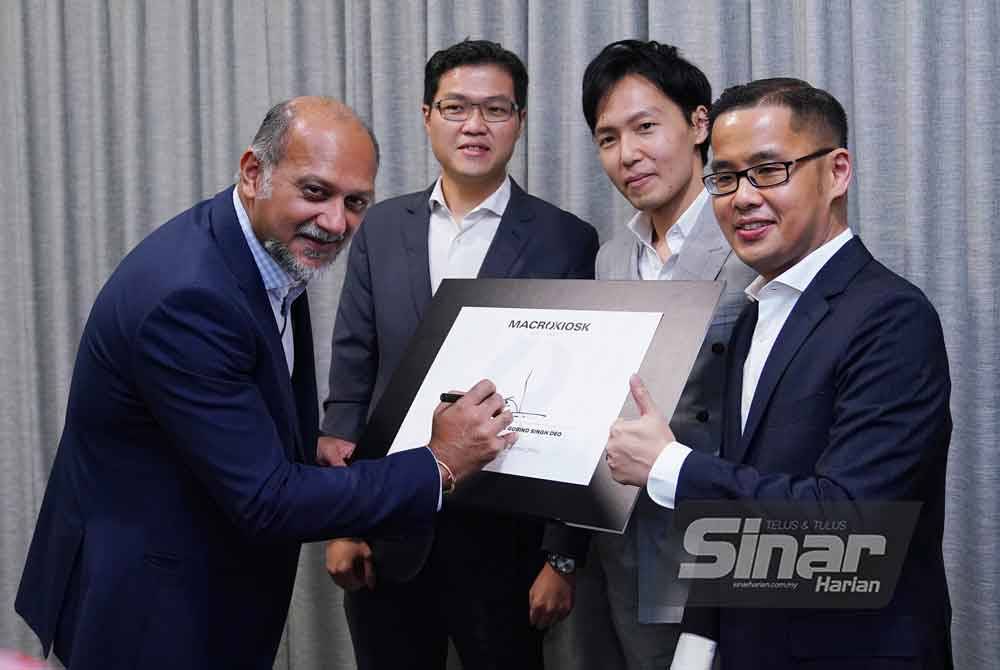 Gobind Singh Deo (kiri) merasmikan The Space ketika lawatan ke MACROKIOSK’s Malaysia disaksikan oleh Kenny (kanan) di Plaza Conlay pada Selasa. Foto Sinar Harian-MOHD HALIM ABDUL WAHID