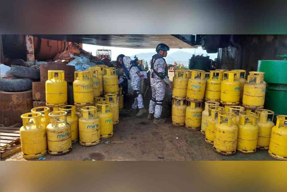 Pemeriksaan kapal korek pasir dari China menemukan barang kawalan gas LPG tanpa dokumen daripada KPDN. Foto ihsan Maritim Malaysia