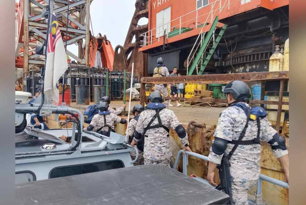 
Maritim Malaysia bersama TLDM menjalankan pemeriksaan sebuah kapal korek pasir dari China yang bersauh di perairan Tanjung Hantu. Foto ihsan Maritim Malaysia