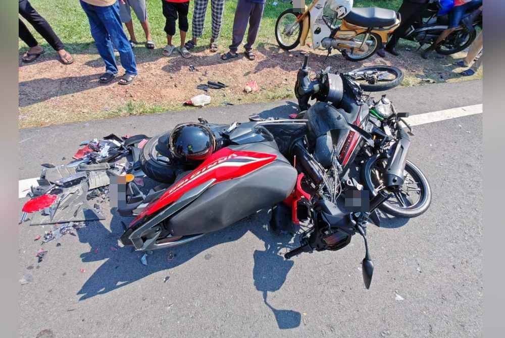 Keadaan motosikal Honda Vario yang ditunggang Syakirul Farha selepas terlibat dalam kemalangan berkenaan.