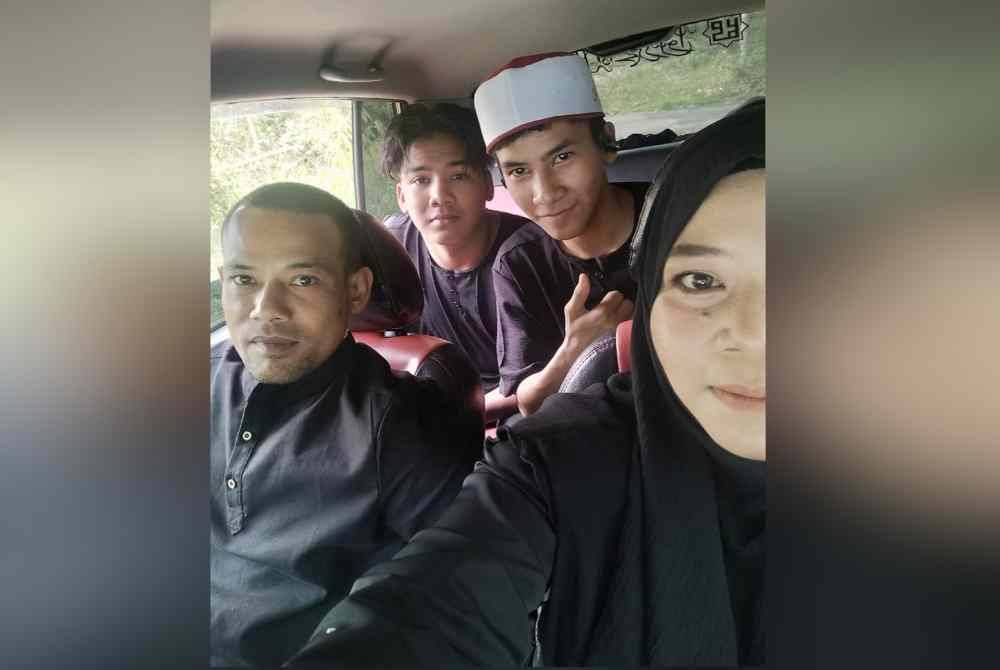 Nur Baizura bersama suami dan dua anak.