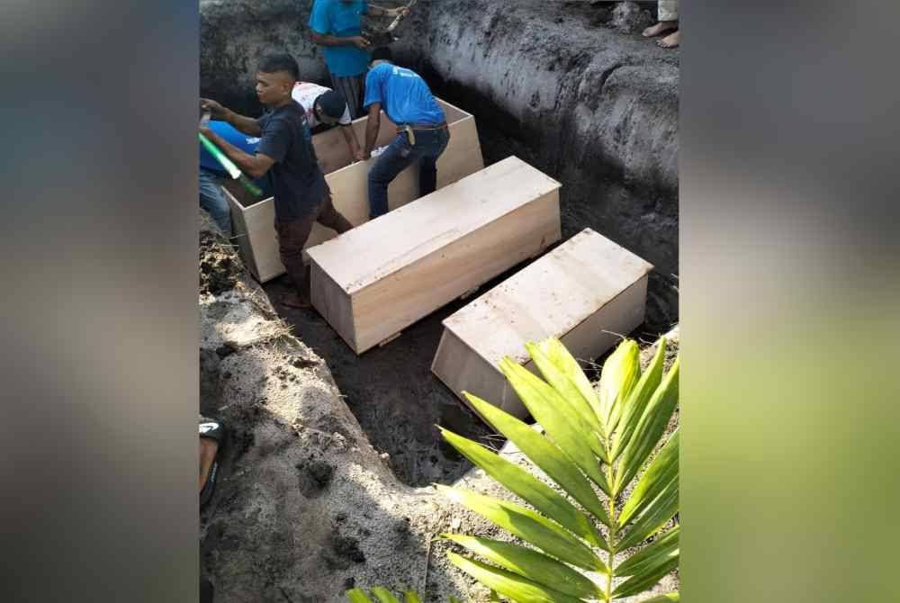 Kubur tiga anak yang terkorban dalam kemalangan.