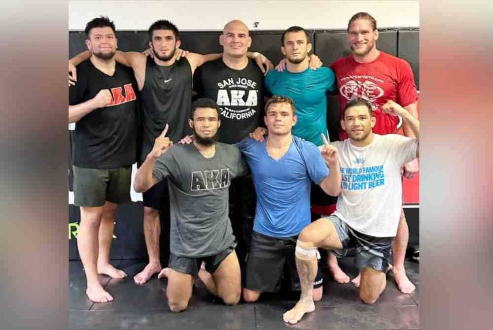 Amru (belakang dua dari kiri) bergambar bersama rakan sepelatih termasuk legenda UFC, Cain Velasquez (berdiri, tengah) di AKA, California. Foto Agensi