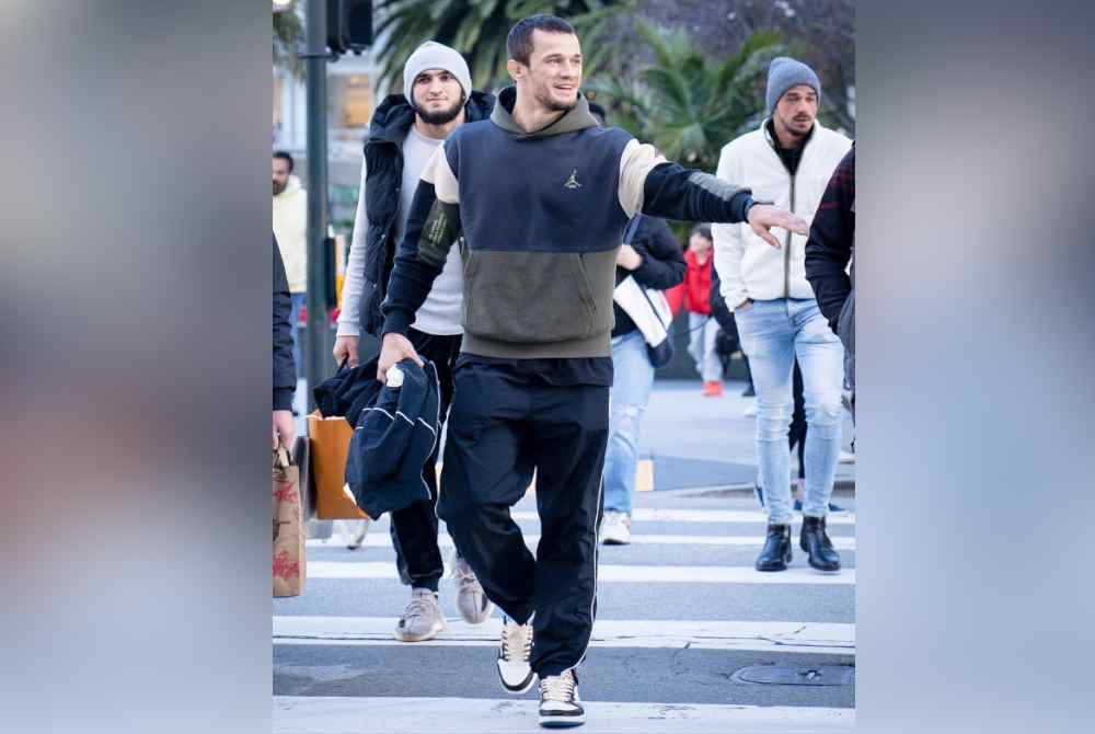 Amru (kiri) sentiasa berada di samping sepupu Khabib, Usman Nurmagomedov (tengah) yang juga penyandang juara Lighweight Bellator. - Foto Agensi