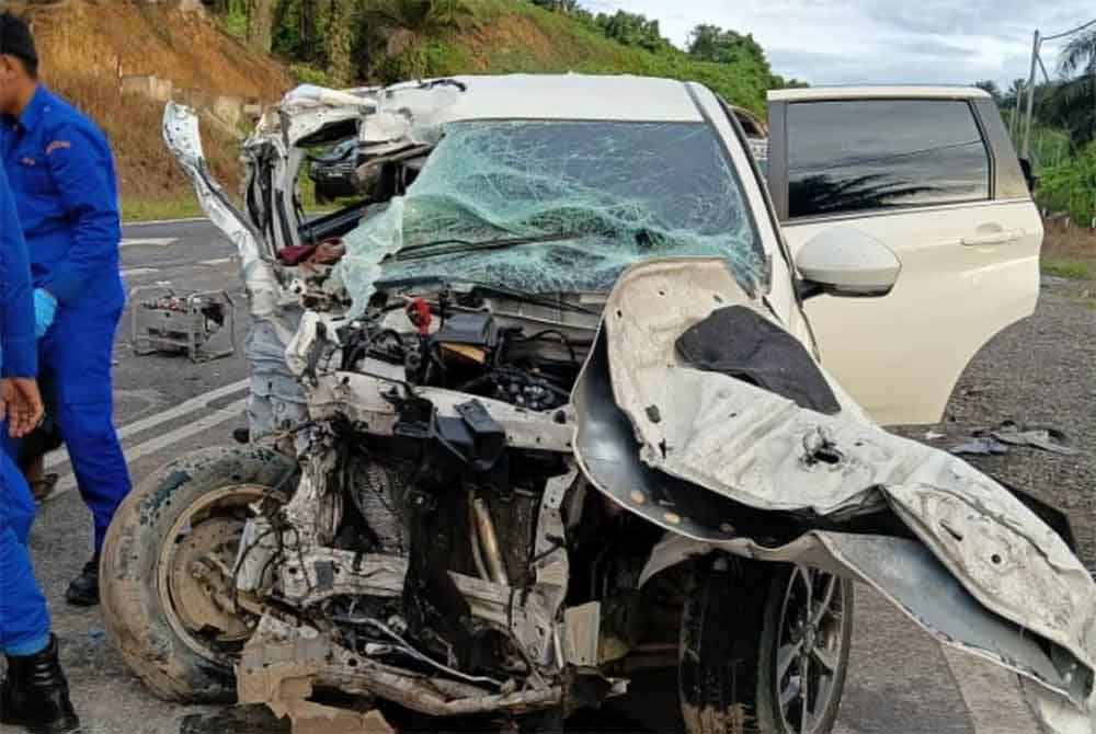 Keadaan Perodua Aruz yang remuk bahagian hadapan selepas merempuh belakang lori tangki minyak di Jalan Kalabakan, Tawau.