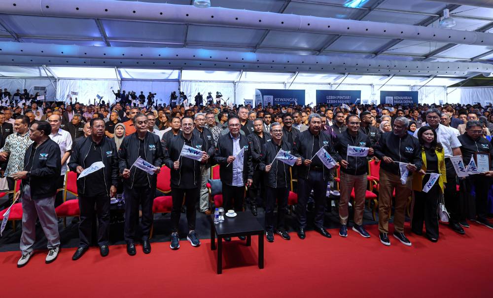 Anwar (tiga dari kiri) merasmikan Majlis Kemuncak National Training Week (NTW) 2024 di Stadium Bukit Bukit Jalil, Kuala Lumpur pada Ahad. - FOTO/BERNAMA