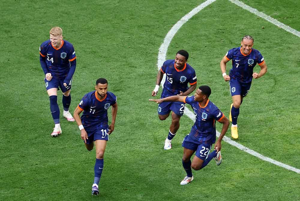 Pemain Belanda meraikan jaringan Cody Gakpo (dua, kiri) ketika menentang Romania. Foto EPA