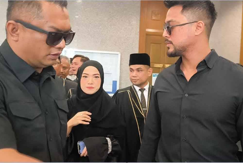 Aliff Aziz (kanan) dan Ruhainies mengaku tidak bersalah di Mahkamah Tinggi Syariah Wilayah Persekutuan di sini pada Rabu, atas satu pertuduhan berkhalwat di sebuah kondominium, empat bulan lalu.