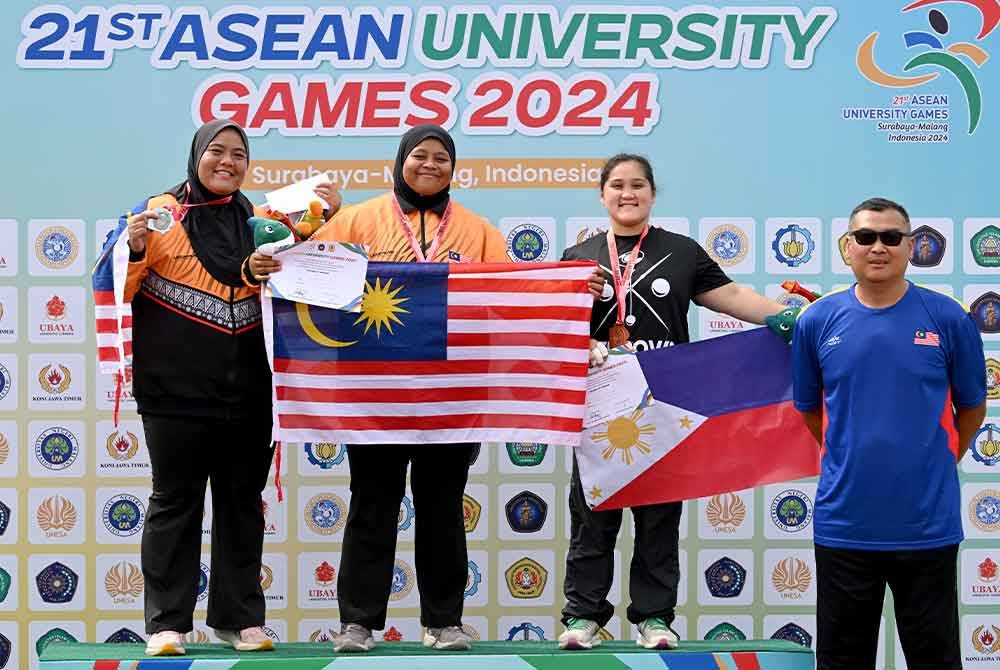 Nani meraikan kemenangan bersama Nurrul Ainin dan Jamela di UNIESA.