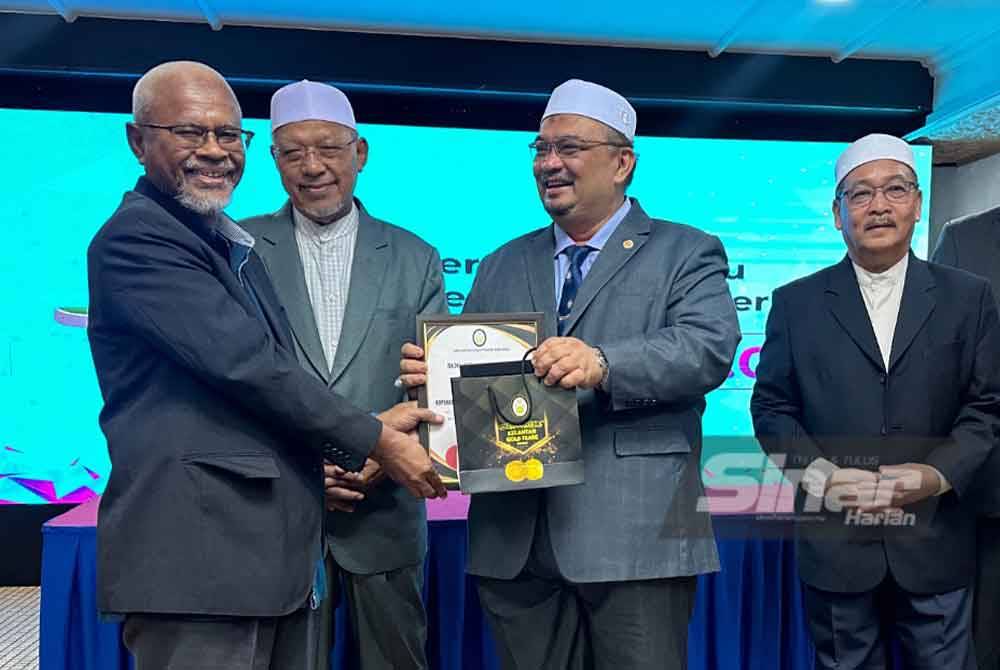 Mohamed Fadzli (dua dari kanan) menyampaikan sijil penghargaan kepada Saudagar Dinar Dirham.