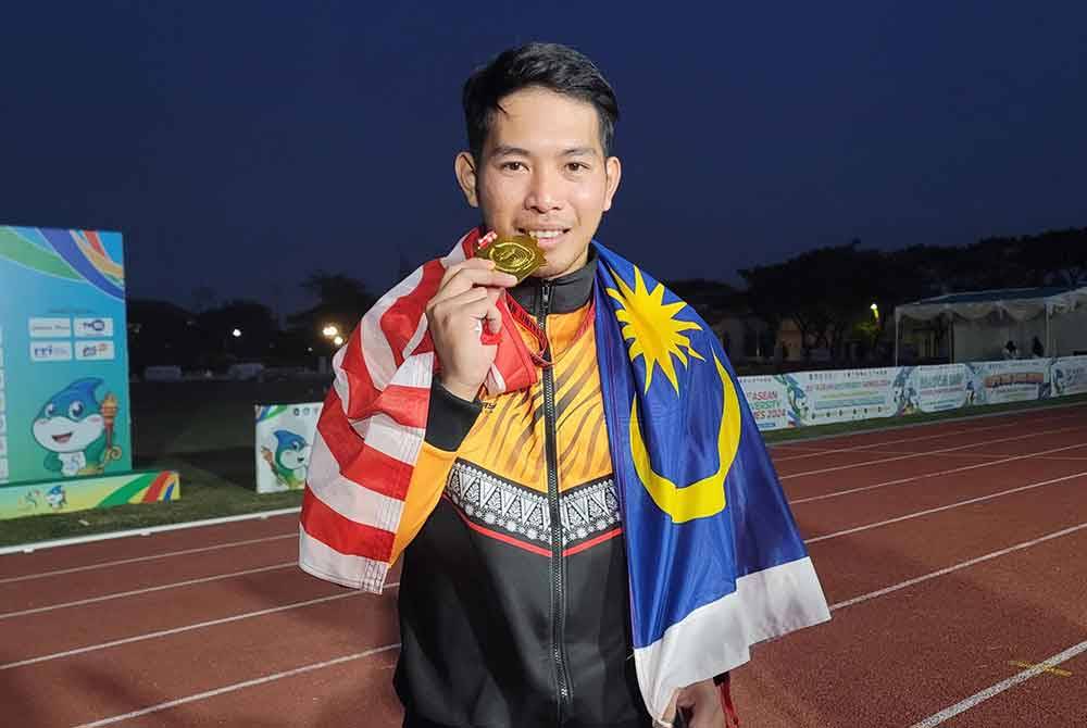 Andre Anura membutirkan kilauan pingat emas kedua kontinjen Malaysia saingan hari ketujuh temasya di Sukan Universiti ASEAN (AUG) Surabaya Malang 2024 pada Selasa.