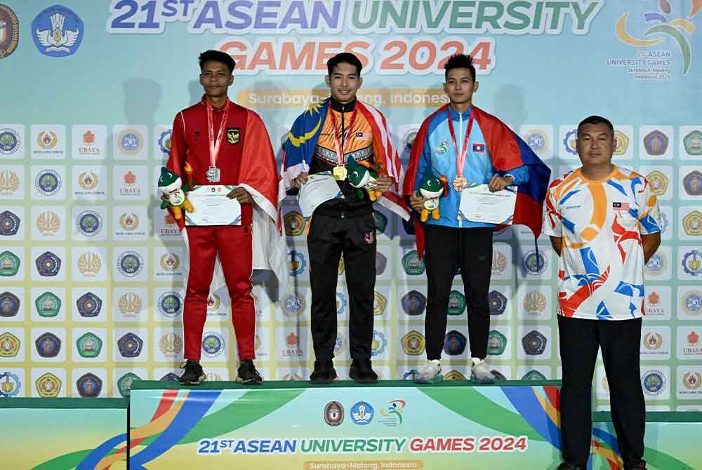 Andre Anura (tengah) mengakui bergelut mendapatkan rentak terbaik sebelum membutirkan kilauan pingat emas kedua kontinjen Malaysia saingan hari ketujuh temasya di Sukan Universiti ASEAN (AUG) Surabaya Malang 2024 pada Selasa.
