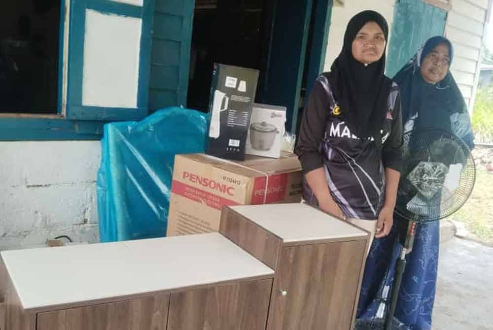 Rabiyatul Fazlinaniswati (kiri) bersama Jamilah yang membantu membeli barangan kelengkapan rumah selepas menerima sumbangan orang ramai.