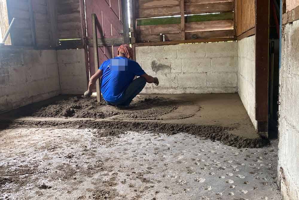 Kerja membuat lantai yang sedang dilaksanakan di rumahnya.