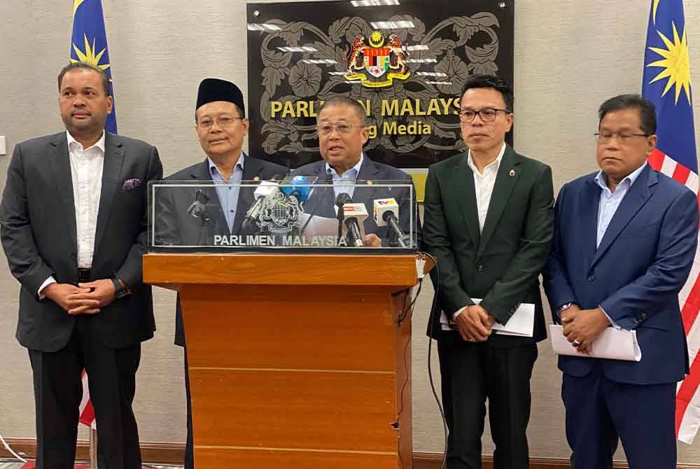 Dari kiri: Iskandar, Zulkafperi, Suhaili, Azizi dan Zahari pada sidang akhbar di Parlimen pada Rabu.