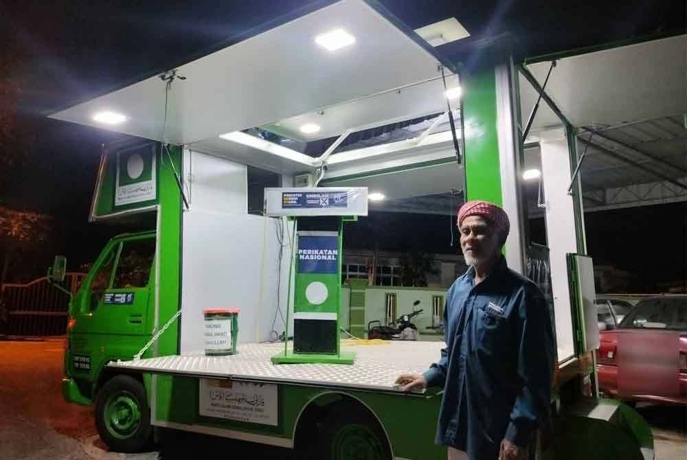 Mohd Safar bersama 'food truck' yang diubah suai menjadi pentas bergerak untuk berceramah.