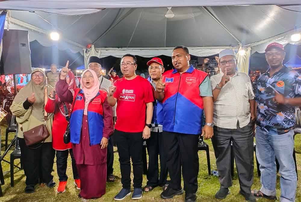 Lih Kang (tengah) ketika selesai berucap di pentas Ceramah Perpaduan di Taman Lima Kongsi Sungai Bakap, Pulau Pinang.