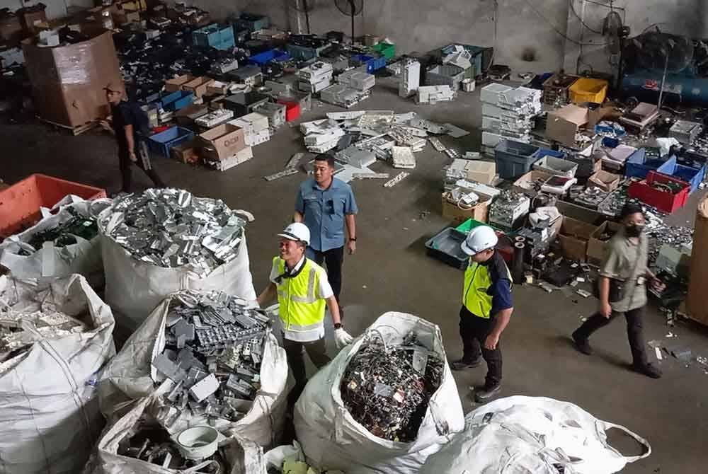 Nik Nazmi (tengah) mengetuai Op Patuh Bersepadu Pemutihan Kawasan Pengoperasian Kitar Semula Secara Haram di daerah Kuala Muda, di sini, pada Rabu.