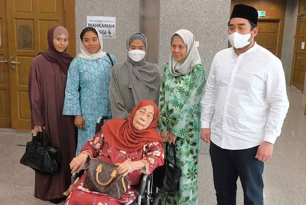 Kalsom (dua dari kanan) bersama empat anaknya serta ibu mentua, Aminah (berkerusi roda) hadir Mahkamah Tinggi Syariah Wilayah Persekutuan di sini pada Rabu bagi menyelesaikan kemelut tuntutan harta sepencarian lebih RM2.1 bilion secara baik.