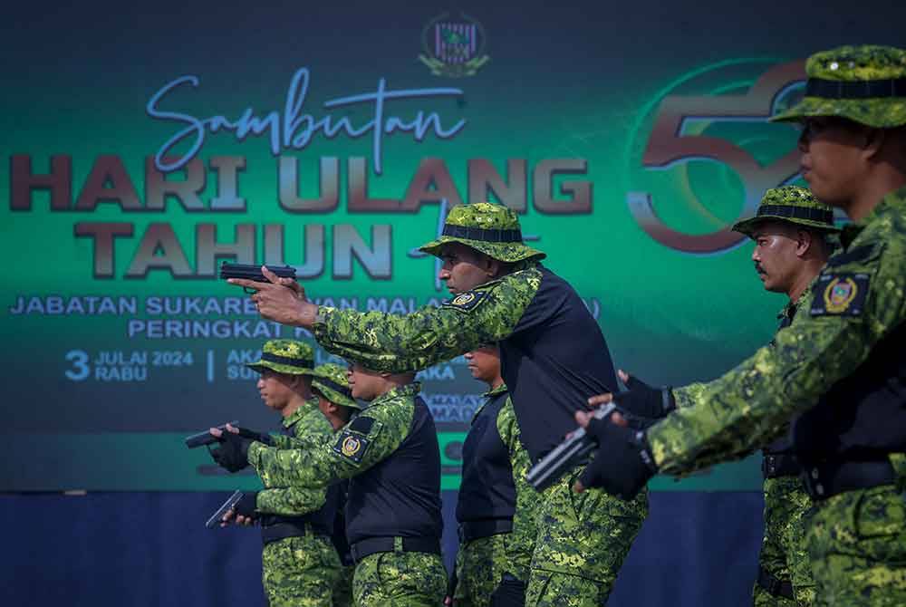 Anggota Sukarelawan Malaysia (RELA) melakukan demonstrasi dengan sepucuk pistol jenis Glock pada Majlis Sambutan Hari Ulang Tahun RELA ke-52 peringkat Kebangsaan 2024 di Akademi Latihan RELA Malaysia, hari ini.