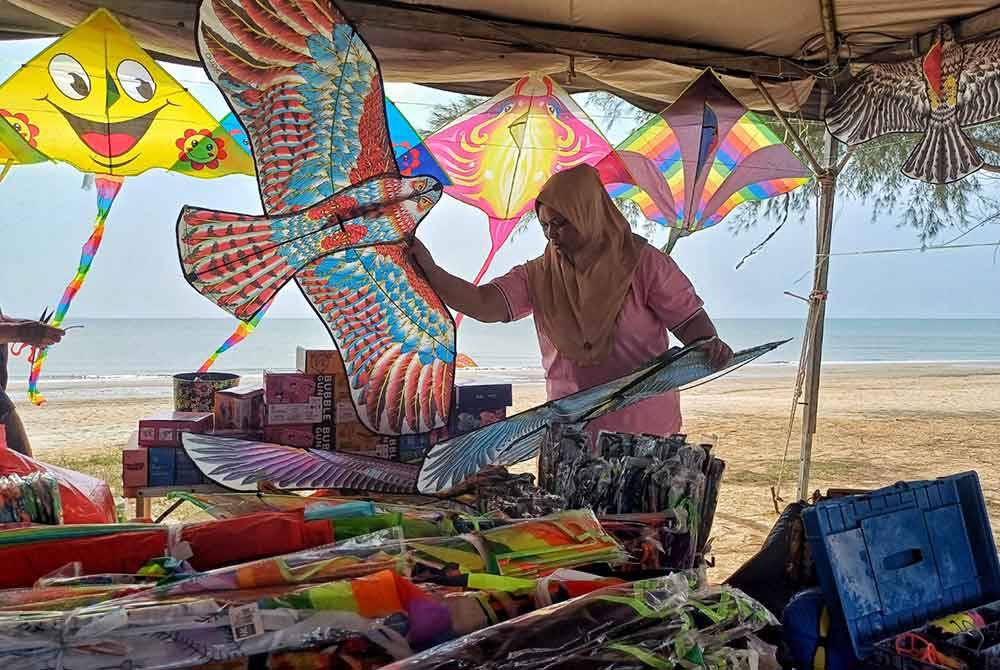 Norhaidah menunjukkan layang-layang helang.