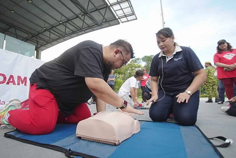 Afdlin turut mengambil bahagian mengenai proses CPR.