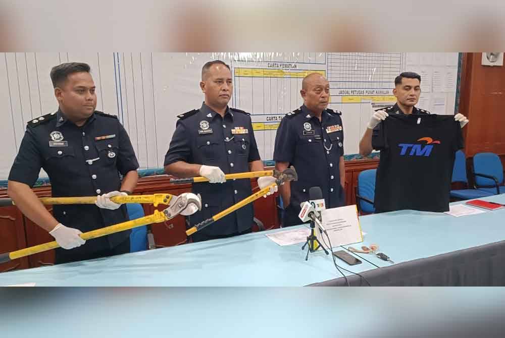 Hanyan (dua dari kanan) ketika sidang akhbar