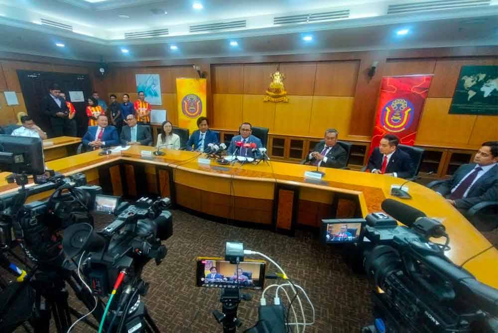 Amirudin (engah) ditemui pada Majlis Penyerahan Kutipan Tabung Solidariti Bersama Selangor FC di Bilik Gerakan Majlis Tindakan Ekonomi Selangor.