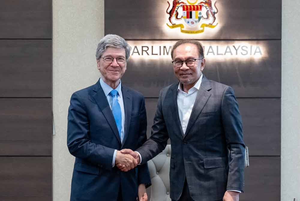 Anwar (kanan) bersama Presiden UN Sustainable Development Solutions Network, Profesor Jeffrey D Sachs.