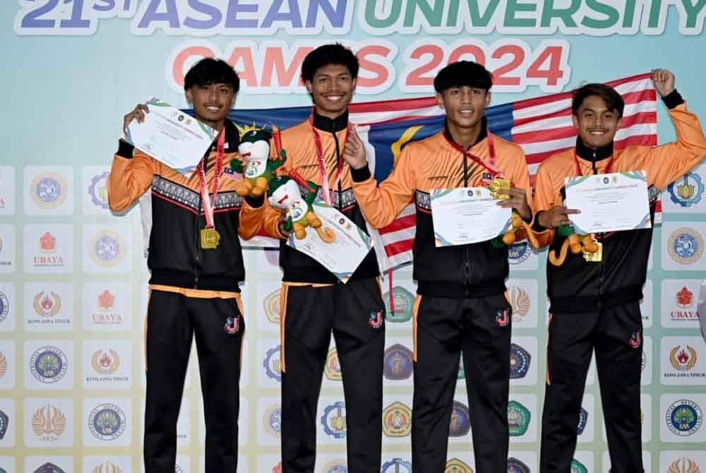 Azeem Fahmi (dua dari kiri) menambah koleksi pingat emas buat kem olahraga apabila mengungguli acara 4x100m berganti-ganti lelaki bersama Mohammad Thaqif Mohammad Hisham, Aliff Iman Mohd Fahimi dan Mohd Raimi Mustafa Kamal.